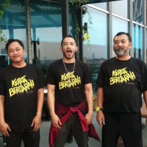 Yama Carlos Instagram - TRIO LATO2 dari "KERETA BERDARAH"
🕺🕺🕺

@totosrasiti @kikinarend 

#yamacarlos #actor #babamarco #airnations #totosrasiti #kikinarendra #KeretaBerdarah #movie #bioskop #layarlebar #film #actorlife #pujituhan