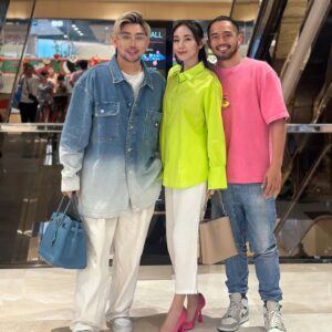Yama Carlos Instagram - Halal bihalal di Hari Raya 🕺🙏🎉
#yamacarlos #carinaivola #ceritayamacarina #carendelano #actor #model #fashion #babamarco #lebaran #hariraya #pujituhan