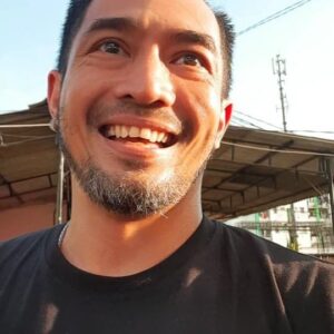 Yama Carlos Instagram - YAMA CARLOS jadi CALEG ??!!!
Bagi-bagi kaos FILM RAMBUT KAFAN ✌✌✌
#yamacarlos #carinaivola #ceritayamacarina #actor #babamarco #airnations #film #movie #bioskop #rambutkafan #pujituhan