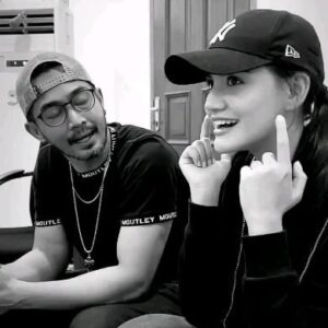 Yama Carlos Instagram - Sabaaaarr...ini ujiaaaann, lidah Jowo beda sama lidah Buleee...😃👍💯

"Indahnya berbagi di dunia seni peran ketika kita menguasai salah satu bahasa daerah"

🔥MADAM ROSE🔥

#yamacarlos #babamarco #airnations #actor #webseries #movie #film #actorlife #pujituhan