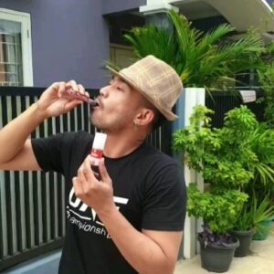 Yama Carlos Instagram - Ngebuuull lagi yuuukzz...🕺💯👍
@duniajuiceindonesia.id

#yamacarlos #babamarco #airnations #actor #model #vape #juice #support #ejuiceindonesia #ejuice #pujituhan