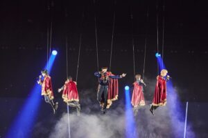 Yamanaka Jyutaro Instagram - HEROツアー来てくれてありがとうございました。
衣装について書いてみますね。

--------

1.2.3
登場は王子×HEROがテーマになっていて、
目を引くマントに
タイト目なジャケットに靴はロングブーツで合わせてみました。形を先に決めて、赤いマントに合う色をいろいろ試して紺色のベロア素材のようなものになってます。装飾はいろいろ言ったことを丁寧に再現していただきました。

4.5
続いてはズートスーツ
1940年初期に流行したとされてる
ズートスーツというスタイルを当てはめてみました。ジャケットもパンツも極端にでかいスタイルやね。素材、形、色を選択しました。
メンバーカラーにはしてないです。
やま、よしがダブルで
さの、しお、そのがベスト付きのシングルです。
ネオンのセットにあってていい感じ！

6
続いてはズートスーツのジャケットを脱いで
別のアイテムを入れてます。
綺麗になりすぎないものでオーダーしてて、
これに関してはほぼメンバーと一緒に選びました。
ショートサイズにリメイクしたりもしてます。

7
コント衣装は
僕は入ってないですが、かわいい笑

8.9
2ndHERO衣装
プロテクターをつけたいというオーダーから始まってて、あまりやってなかったオレンジ×ブラックでオーダーをしてスタイリングを出してもらいディテールを詰めて行きました。
それぞれの意見を尊重しつつスタイリストさんと決めて行きました。5人のオレンジとブラックの割合を結構しっかり決めてるのと、
しゅんゴーグルみたいなちょっといい意味で変なアイテムも入れてるのもポイントです。
隕石落ちてきてて守るシーンだし、宇宙っぽいし。w

10
アンコール衣装は
グッズのTシャツでしたが、企画でそのあと着替えてます。着替えた後は割と自由でライブ制作の人に任せてました。
ぴあアリーナMMでは
メンバーカラーのHERO衣装になってます。

という感じでした。
今回も満員で本当に嬉しかった
本当にありがとうございました。
ライブが本当に楽しいです。
幸せにできるように精進します。
また、たまアリと城ホールで。

じゅう