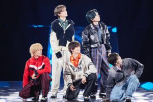Yamanaka Jyutaro Instagram - HEROツアー来てくれてありがとうございました。
衣装について書いてみますね。

--------

1.2.3
登場は王子×HEROがテーマになっていて、
目を引くマントに
タイト目なジャケットに靴はロングブーツで合わせてみました。形を先に決めて、赤いマントに合う色をいろいろ試して紺色のベロア素材のようなものになってます。装飾はいろいろ言ったことを丁寧に再現していただきました。

4.5
続いてはズートスーツ
1940年初期に流行したとされてる
ズートスーツというスタイルを当てはめてみました。ジャケットもパンツも極端にでかいスタイルやね。素材、形、色を選択しました。
メンバーカラーにはしてないです。
やま、よしがダブルで
さの、しお、そのがベスト付きのシングルです。
ネオンのセットにあってていい感じ！

6
続いてはズートスーツのジャケットを脱いで
別のアイテムを入れてます。
綺麗になりすぎないものでオーダーしてて、
これに関してはほぼメンバーと一緒に選びました。
ショートサイズにリメイクしたりもしてます。

7
コント衣装は
僕は入ってないですが、かわいい笑

8.9
2ndHERO衣装
プロテクターをつけたいというオーダーから始まってて、あまりやってなかったオレンジ×ブラックでオーダーをしてスタイリングを出してもらいディテールを詰めて行きました。
それぞれの意見を尊重しつつスタイリストさんと決めて行きました。5人のオレンジとブラックの割合を結構しっかり決めてるのと、
しゅんゴーグルみたいなちょっといい意味で変なアイテムも入れてるのもポイントです。
隕石落ちてきてて守るシーンだし、宇宙っぽいし。w

10
アンコール衣装は
グッズのTシャツでしたが、企画でそのあと着替えてます。着替えた後は割と自由でライブ制作の人に任せてました。
ぴあアリーナMMでは
メンバーカラーのHERO衣装になってます。

という感じでした。
今回も満員で本当に嬉しかった
本当にありがとうございました。
ライブが本当に楽しいです。
幸せにできるように精進します。
また、たまアリと城ホールで。

じゅう