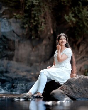 Yami Sona Instagram - Find peace in the stillness of nature 🤍

📸 :@sujinsuvin 

#photoshoot #actress #naturephotography #instagood