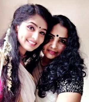 Yami Sona Instagram - Happy birthday 🥳to my wonderful mom❤️l love u Amma❤️😘