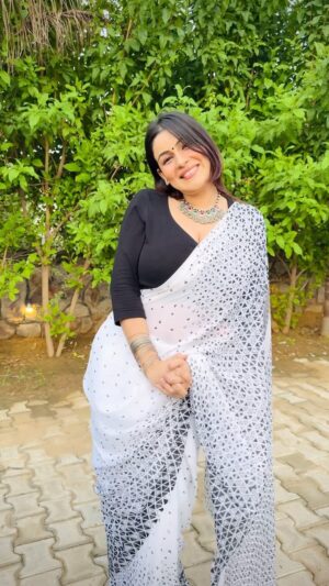Yamini Malhotra Instagram - Aapke sahyog aur pyaar se -“Ab ki baar, Million Paar” 🥰
Follow keejiye 🙏🏼 aur aas paas walon se zabaradasti 🔫 follow karwaiye. Fatafat 1 Million touch hone ki feeling chahiye 🤩
.
#million #1million #follow #gurgaon #gurgaonblogger #delhiblogger #delhiinfluencer #delhibloggers #indianinfluencer #gurgaonbloggers #gurgaoninfluencer #gurgaonpeople