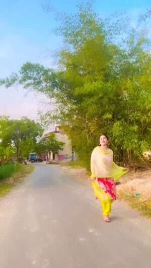 Yamini Singh Instagram - Sileti Rang Sadiya😘💫
.
.
.
#dimpalsingh #dimpalsingh99 #spreadthelove💞💫💞