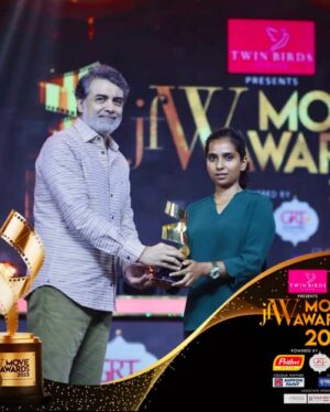 Yamini Yagnamurthy Instagram - Thank you @jfwdigital for this recognition 🙏🏽 I’m very honoured and thankful to have received this from @dirrajivmenon sir 😊🙏🏽 #jfwmovieawards2023 @thatswatitis, thank you and this is shared with you for the vision you’ve had for #saanikaayidham 🙏🏽 
@zayd.zolo88 @saifu.salam #akashgirish  @hey_karthi thanks to my team 💪🏽