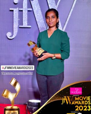 Yamini Yagnamurthy Instagram - Thank you @jfwdigital for this recognition 🙏🏽 I’m very honoured and thankful to have received this from @dirrajivmenon sir 😊🙏🏽 #jfwmovieawards2023 @thatswatitis, thank you and this is shared with you for the vision you’ve had for #saanikaayidham 🙏🏽 
@zayd.zolo88 @saifu.salam #akashgirish  @hey_karthi thanks to my team 💪🏽