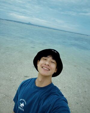 Yan-Ze Lu Instagram - 衝衝沖繩🫶🏼
第一次帶小孩出國旅遊，先選近一點的沖繩！
還好Finn第一次搭飛機就上手（？）

#familytrip 
#okinawa 
#sesoko