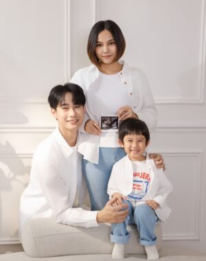 Yan-Ze Lu Instagram - 全家福❤️
是的，我們要當二寶爸媽，Finn寶也要當哥哥了～
盧太太的生日禮物就是想要拍張全家福！趁二寶出來前先拍大寶的🤣
謝謝湯TANG PHOTO符合太太的需求，
光打得很美、引導小朋友拍攝也很順利。
幫他們宣傳一下～即日起在湯預約全家福拍攝，現場可先挑選一張「立即精修並洗出實體照片」搭配他們提供的精美相框，不需加任何費用就能變成很棒的紀念！
總之盧太太滿意、Finn寶開心比什麼都重要❤️

Clothes: @gu_taiwan 
Photographer: @caramel0907