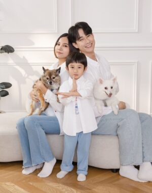 Yan-Ze Lu Instagram - 全家福❤️
是的，我們要當二寶爸媽，Finn寶也要當哥哥了～
盧太太的生日禮物就是想要拍張全家福！趁二寶出來前先拍大寶的🤣
謝謝湯TANG PHOTO符合太太的需求，
光打得很美、引導小朋友拍攝也很順利。
幫他們宣傳一下～即日起在湯預約全家福拍攝，現場可先挑選一張「立即精修並洗出實體照片」搭配他們提供的精美相框，不需加任何費用就能變成很棒的紀念！
總之盧太太滿意、Finn寶開心比什麼都重要❤️

Clothes: @gu_taiwan 
Photographer: @caramel0907