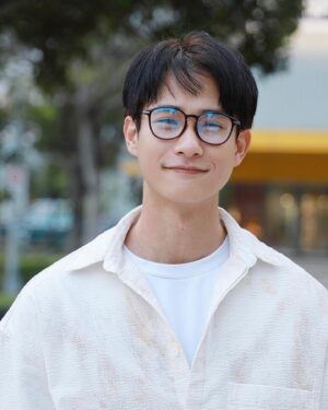 Yan-Ze Lu Instagram - 戴個眼鏡裝個年輕。
謝謝
@envious.pani 探班餵食賜照。
