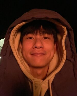 Yan-Ze Lu Instagram - 寒流但還是衝一波的露營，
淋著雨搭帳篷時有點糾結，
為什麼我們要這樣逼自己😂
但溪流空氣樹烤火和汗水，
創造出更多與家人的連結。
期許小孩大腦突觸發展的像大樹一樣🌲