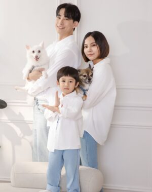 Yan-Ze Lu Instagram - 全家福❤️
是的，我們要當二寶爸媽，Finn寶也要當哥哥了～
盧太太的生日禮物就是想要拍張全家福！趁二寶出來前先拍大寶的🤣
謝謝湯TANG PHOTO符合太太的需求，
光打得很美、引導小朋友拍攝也很順利。
幫他們宣傳一下～即日起在湯預約全家福拍攝，現場可先挑選一張「立即精修並洗出實體照片」搭配他們提供的精美相框，不需加任何費用就能變成很棒的紀念！
總之盧太太滿意、Finn寶開心比什麼都重要❤️

Clothes: @gu_taiwan 
Photographer: @caramel0907
