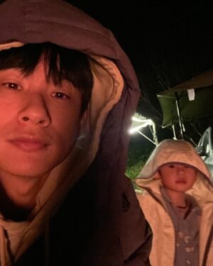 Yan-Ze Lu Instagram - 寒流但還是衝一波的露營，
淋著雨搭帳篷時有點糾結，
為什麼我們要這樣逼自己😂
但溪流空氣樹烤火和汗水，
創造出更多與家人的連結。
期許小孩大腦突觸發展的像大樹一樣🌲