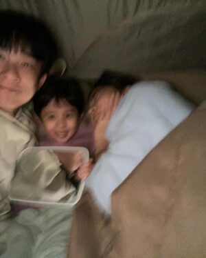 Yan-Ze Lu Instagram - 寒流但還是衝一波的露營，
淋著雨搭帳篷時有點糾結，
為什麼我們要這樣逼自己😂
但溪流空氣樹烤火和汗水，
創造出更多與家人的連結。
期許小孩大腦突觸發展的像大樹一樣🌲