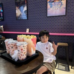 Yan-Ze Lu Instagram - 親子電影初體驗～
Finn寶第一次看電影就上手！
很久沒有跟太太一起進電影院看電影，
這次竟然還帶了小屁孩一起🤣
一起看腦筋急轉彎2
飲料、爆米花、創造我們的電影儀式感。