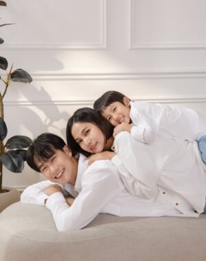 Yan-Ze Lu Instagram - 全家福❤️
是的，我們要當二寶爸媽，Finn寶也要當哥哥了～
盧太太的生日禮物就是想要拍張全家福！趁二寶出來前先拍大寶的🤣
謝謝湯TANG PHOTO符合太太的需求，
光打得很美、引導小朋友拍攝也很順利。
幫他們宣傳一下～即日起在湯預約全家福拍攝，現場可先挑選一張「立即精修並洗出實體照片」搭配他們提供的精美相框，不需加任何費用就能變成很棒的紀念！
總之盧太太滿意、Finn寶開心比什麼都重要❤️

Clothes: @gu_taiwan 
Photographer: @caramel0907