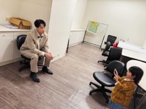Yan-Ze Lu Instagram - 帥哥的Daddy。
圖片是Finn來探班，心血來潮叫他幫我拍照📷
-
今日故事是：
收工去吃晚餐的時候，Finn不斷地幫他的肚子追加芒果冰沙，大概到第四輪時（每一杯只用1/4杯不到）被我阻止。

「我在喝飲料，不要吵我啦！」
兒子帶點情緒的回應，
然後用他漂亮的雙眼向上瞪著我說

「我生氣了，我是浩克！」
嗯，稍早抓他陪我看復仇者聯盟，
現在學以致用了很棒。

「你是帥哥。」
我開始出招，因為這個小屁孩在探班時向我的同事自介說自己是帥哥。

「可是帥哥不會生氣欸，你有看過帥哥生氣嗎？」
我想繼續鬧他。

「有！」
然後他指著我。

「爸爸你現在在生氣！」
這個回應真的讓我笑了。

帥哥的Daddy，
當然是個帥哥啊！
😉
Btw我沒有生氣