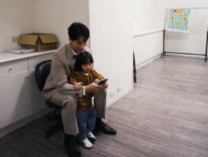 Yan-Ze Lu Instagram - 帥哥的Daddy。
圖片是Finn來探班，心血來潮叫他幫我拍照📷
-
今日故事是：
收工去吃晚餐的時候，Finn不斷地幫他的肚子追加芒果冰沙，大概到第四輪時（每一杯只用1/4杯不到）被我阻止。

「我在喝飲料，不要吵我啦！」
兒子帶點情緒的回應，
然後用他漂亮的雙眼向上瞪著我說

「我生氣了，我是浩克！」
嗯，稍早抓他陪我看復仇者聯盟，
現在學以致用了很棒。

「你是帥哥。」
我開始出招，因為這個小屁孩在探班時向我的同事自介說自己是帥哥。

「可是帥哥不會生氣欸，你有看過帥哥生氣嗎？」
我想繼續鬧他。

「有！」
然後他指著我。

「爸爸你現在在生氣！」
這個回應真的讓我笑了。

帥哥的Daddy，
當然是個帥哥啊！
😉
Btw我沒有生氣