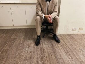 Yan-Ze Lu Instagram - 帥哥的Daddy。
圖片是Finn來探班，心血來潮叫他幫我拍照📷
-
今日故事是：
收工去吃晚餐的時候，Finn不斷地幫他的肚子追加芒果冰沙，大概到第四輪時（每一杯只用1/4杯不到）被我阻止。

「我在喝飲料，不要吵我啦！」
兒子帶點情緒的回應，
然後用他漂亮的雙眼向上瞪著我說

「我生氣了，我是浩克！」
嗯，稍早抓他陪我看復仇者聯盟，
現在學以致用了很棒。

「你是帥哥。」
我開始出招，因為這個小屁孩在探班時向我的同事自介說自己是帥哥。

「可是帥哥不會生氣欸，你有看過帥哥生氣嗎？」
我想繼續鬧他。

「有！」
然後他指著我。

「爸爸你現在在生氣！」
這個回應真的讓我笑了。

帥哥的Daddy，
當然是個帥哥啊！
😉
Btw我沒有生氣