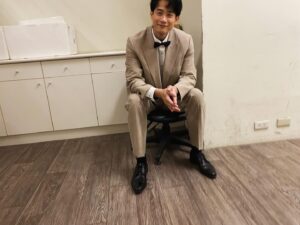 Yan-Ze Lu Instagram - 帥哥的Daddy。
圖片是Finn來探班，心血來潮叫他幫我拍照📷
-
今日故事是：
收工去吃晚餐的時候，Finn不斷地幫他的肚子追加芒果冰沙，大概到第四輪時（每一杯只用1/4杯不到）被我阻止。

「我在喝飲料，不要吵我啦！」
兒子帶點情緒的回應，
然後用他漂亮的雙眼向上瞪著我說

「我生氣了，我是浩克！」
嗯，稍早抓他陪我看復仇者聯盟，
現在學以致用了很棒。

「你是帥哥。」
我開始出招，因為這個小屁孩在探班時向我的同事自介說自己是帥哥。

「可是帥哥不會生氣欸，你有看過帥哥生氣嗎？」
我想繼續鬧他。

「有！」
然後他指著我。

「爸爸你現在在生氣！」
這個回應真的讓我笑了。

帥哥的Daddy，
當然是個帥哥啊！
😉
Btw我沒有生氣