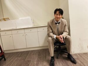 Yan-Ze Lu Instagram - 帥哥的Daddy。
圖片是Finn來探班，心血來潮叫他幫我拍照📷
-
今日故事是：
收工去吃晚餐的時候，Finn不斷地幫他的肚子追加芒果冰沙，大概到第四輪時（每一杯只用1/4杯不到）被我阻止。

「我在喝飲料，不要吵我啦！」
兒子帶點情緒的回應，
然後用他漂亮的雙眼向上瞪著我說

「我生氣了，我是浩克！」
嗯，稍早抓他陪我看復仇者聯盟，
現在學以致用了很棒。

「你是帥哥。」
我開始出招，因為這個小屁孩在探班時向我的同事自介說自己是帥哥。

「可是帥哥不會生氣欸，你有看過帥哥生氣嗎？」
我想繼續鬧他。

「有！」
然後他指著我。

「爸爸你現在在生氣！」
這個回應真的讓我笑了。

帥哥的Daddy，
當然是個帥哥啊！
😉
Btw我沒有生氣