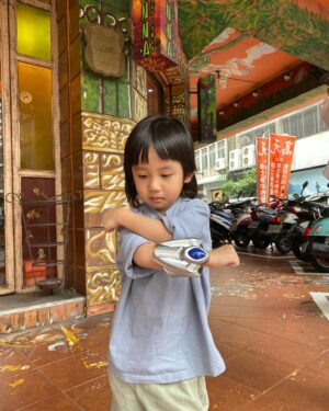 Yan-Ze Lu Instagram - 立春那天年與年的交接，
我們在台南的街頭玩耍。