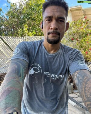 Yancy Medeiros Instagram - HELE/MOVE!!!! 
The future me, depends on the present me…
@c.t.ali.fletcher knows what’s up 
Hele my  BODY & MIND ALWAYS @helefitnesshq 
💯🙏🏽🫡🤙🏾