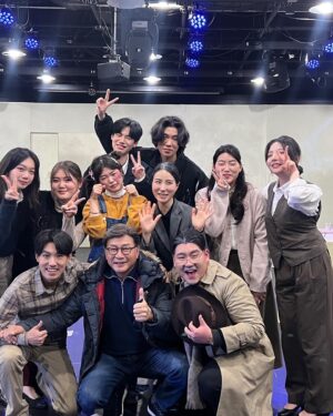 Yang Han-yeol Instagram - 길고도 험난한 1학년 마지막 공연  화요일 제작실습 E반 민중의 적  모두고생 많았어 모두들~!!🎉😘😁 #연극 #민중의적 #종강