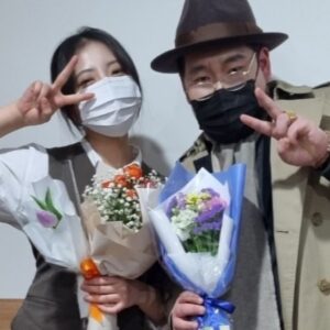 Yang Han-yeol Instagram - 길고도 험난한 1학년 마지막 공연  화요일 제작실습 E반 민중의 적  모두고생 많았어 모두들~!!🎉😘😁 #연극 #민중의적 #종강