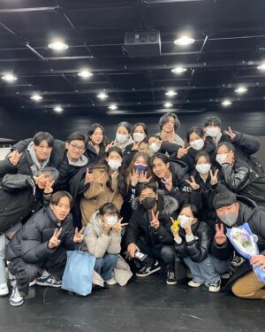 Yang Han-yeol Instagram - 길고도 험난한 1학년 마지막 공연  화요일 제작실습 E반 민중의 적  모두고생 많았어 모두들~!!🎉😘😁 #연극 #민중의적 #종강