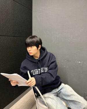 Yang Jun-mo Instagram - 특기 : 대본 뺏어읽기.