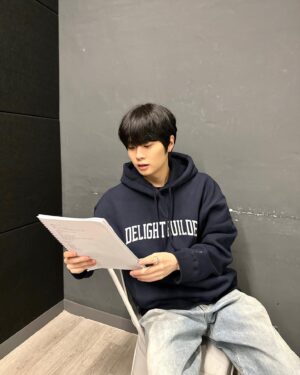 Yang Jun-mo Instagram - 특기 : 대본 뺏어읽기.