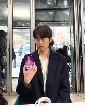 Yang Jun-mo Instagram - 앞에 누구~~?
#준과준 #이준