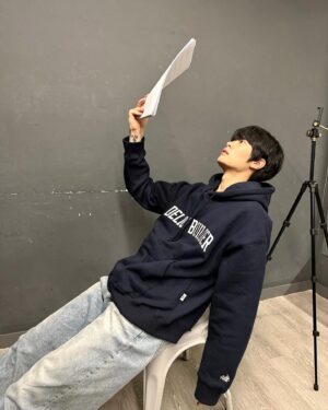 Yang Jun-mo Instagram - 특기 : 대본 뺏어읽기.