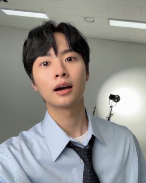 Yang Jun-mo Instagram - 나는.....셀고😩