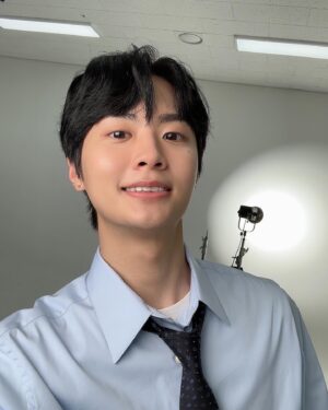 Yang Jun-mo Instagram - 나는.....셀고😩
