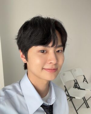 Yang Jun-mo Instagram - 나는.....셀고😩