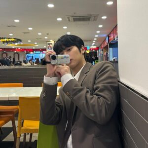 Yang Jun-mo Instagram - 아직 교복 입을 나이 안 지났지...?