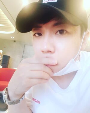 Yang Se-chan Instagram - 얼짱각도ㅋㅋ입을가려야 입툭튀사라짐
#입툭튀