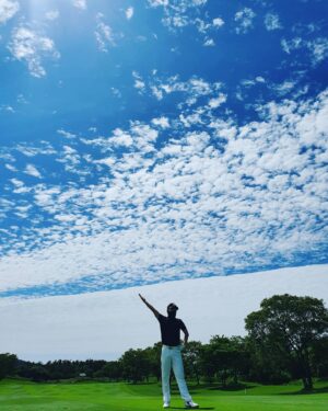 Yang Se-hyung Instagram - 무슨 현상인지는 모르겠지만
밑에 흰구름이 맥주 거품처럼
깔리고 그위엔 솜사탕 구름들
그리고 새파란 하늘♡♡♡
정말 아름다웠던 제주도의 하늘
여러분들께 공유해요
아름다운 밤 보내세요^^

#자연의선물
#그리고
#그나마찎어놨던셀카2장
