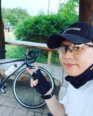 Yang Se-hyung Instagram - 무슨 현상인지는 모르겠지만
밑에 흰구름이 맥주 거품처럼
깔리고 그위엔 솜사탕 구름들
그리고 새파란 하늘♡♡♡
정말 아름다웠던 제주도의 하늘
여러분들께 공유해요
아름다운 밤 보내세요^^

#자연의선물
#그리고
#그나마찎어놨던셀카2장