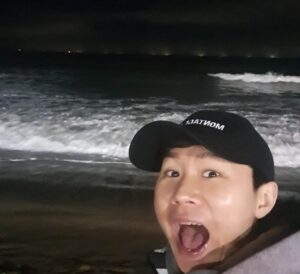 Yang Se-hyung Instagram - 나홀로 떠난 부산
거기서 만난 세윤씨
급작스런 첫 서핑
파도를 보며 세윤왈
"파도를기다리는것도
서핑이야"
감사합니다 세윤님

#오른쪽세형님
#왼쪽세윤님
#저명언지가만든척잼
#서핑샵에대문짝으로붙어있는글이였음