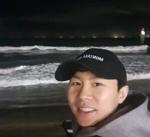 Yang Se-hyung Instagram - 나홀로 떠난 부산
거기서 만난 세윤씨
급작스런 첫 서핑
파도를 보며 세윤왈
"파도를기다리는것도
서핑이야"
감사합니다 세윤님

#오른쪽세형님
#왼쪽세윤님
#저명언지가만든척잼
#서핑샵에대문짝으로붙어있는글이였음