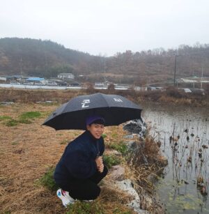Yang Se-hyung Instagram - 사진2개 넘기면 
내가 담았지만 빗소리 끝남
귀 가까이 하고 들어봐요