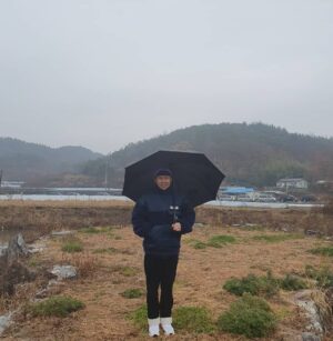 Yang Se-hyung Instagram - 사진2개 넘기면 
내가 담았지만 빗소리 끝남
귀 가까이 하고 들어봐요