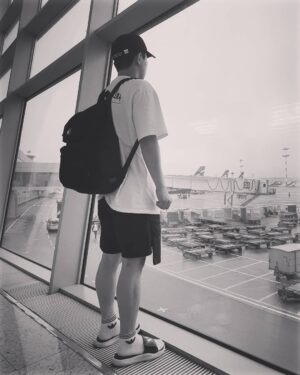 Yang Se-hyung Instagram - 제 얘기 들어보실래요?

방금전까지는 신나게 라운지에서 인스타를 하고있었죠 스페인에서 4시간 비행기타고 모스크바 경유해서 3시간 대기했다가 한국으로 약 10시간 넘게 비행하는 코스였습니다 물론 스페인 갈때도 이렇게 와서 경유하는게 참 힘들구나 생각했습니다

여기서 시작입니다
스페인에서 모스크바 올때 한국어를 하는 신혼부부를 보았습니다 이분들도 저희들과 계속 같은 동선으로 이동했습니다
대기장소와 비행기타는 장소의 거리가 약 25분 걸리는 거리였고 탑승 보딩시간이 다 되어가서
비행기타러 가고있는데 그 신혼부부가 얼마나피곤했는지  아예 기절해서 자고있었습니다 "일어나겠지" 하면서 한참을 가는데 아무리생각해도 못일어날거 같아 다시 뒤돌아가 깨우기로 마음먹고 유턴해서 그 신혼부부를 깨우니 한국을 가는게 아닌 한국어를 잘하는 중국인이였고 회사 이사님과 전 다시 비행기를 타러갔습니다 
그런데 출발20분 전이였지만 입구를 막았고
다음걸 타야한다고 하더라구요

12시간만 공항에서 기다리면 됩니다
ㅋㅋㅋㅋㅋㅋㅋㅋㅋㅋㅋㅋㅋㅋㅋㅋㅋㅋㅋㅋㅋㅋㅋㅋㅋㅋㅋㅋㅋㅋㅋㅋㅋㅋㅋㅋㅋㅋㅋㅋㅋㅋㅋㅋ

#좋은일한것도아니고괜히푹자는외국인깨우고
#또놓칠까봐공항밖은안나갈거임
#공항에서재밌게노는법?
#여기는모스크바공항
#영화터미널
#양행크스