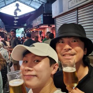 Yang Se-hyung Instagram - 바르셀로나촬영감
진심으로 마지막 사진
시언이형 말하는거 그대로
(스페인직원에게)
(한국말로또렷하게)
"제일로맛있는한개!!!"
그러자 그직원 제일 잘나가는
샌드위치 3등분 해줌
#영어가안되면시언스쿨